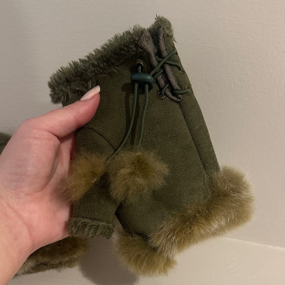 UGG Forest Green Mittens - Picture 4 of 6